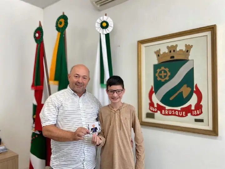 Prefeito Ari Vequi recebe visita do estudante Jos&eacute; Carlos Paulini