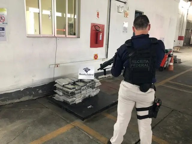 Pol&iacute;cia Federal e Receita apreendem 114 Kg de coca&iacute;na no Porto de Itaja&iacute;
