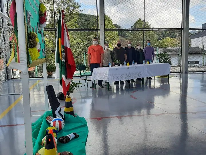 (V&Iacute;DEO) Escola Cedro Alto recebe quadra coberta