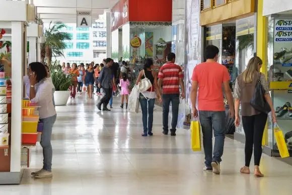 Brasileiro consumiu menos devido à crise