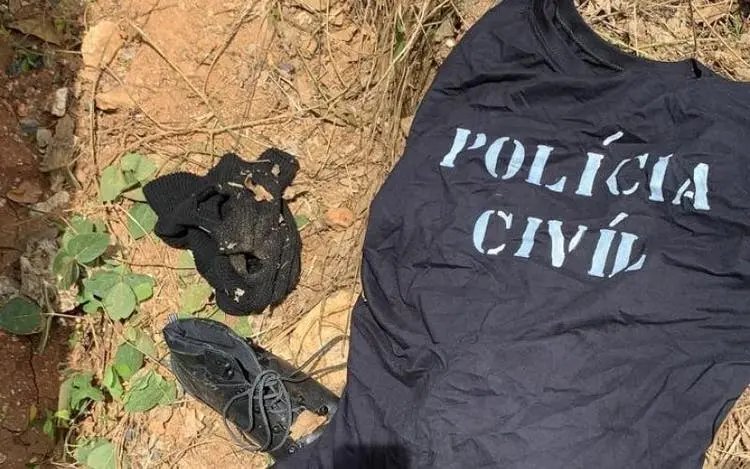 Autores do triplo homic&iacute;dio usaram camisetas da Pol&iacute;cia Civil