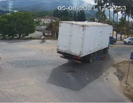 (V&Iacute;DEO) Caminh&atilde;o atropela mulher na rodovia, em Brusque