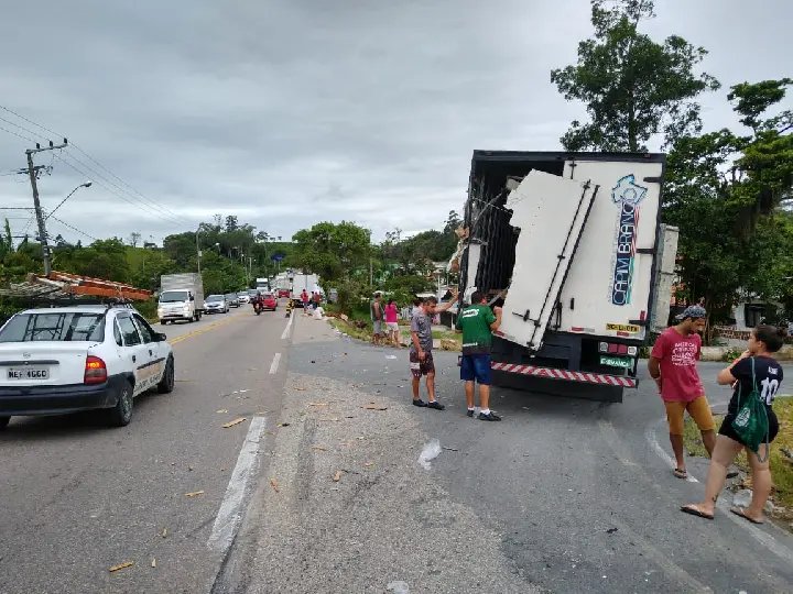 Caminh&otilde;es colidem em Gaspar