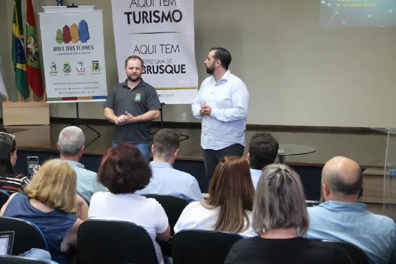 Plano para alavancar o turismo no munic&iacute;pio foi discutido em reui&atilde;o
