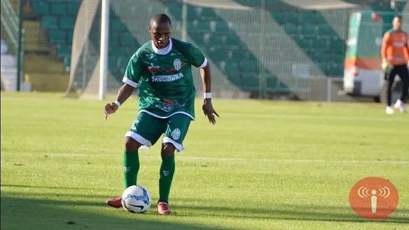 Time anuncia lateral antes de jogo-treino