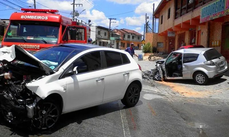 Colisão frontal na Rua Blumenau 