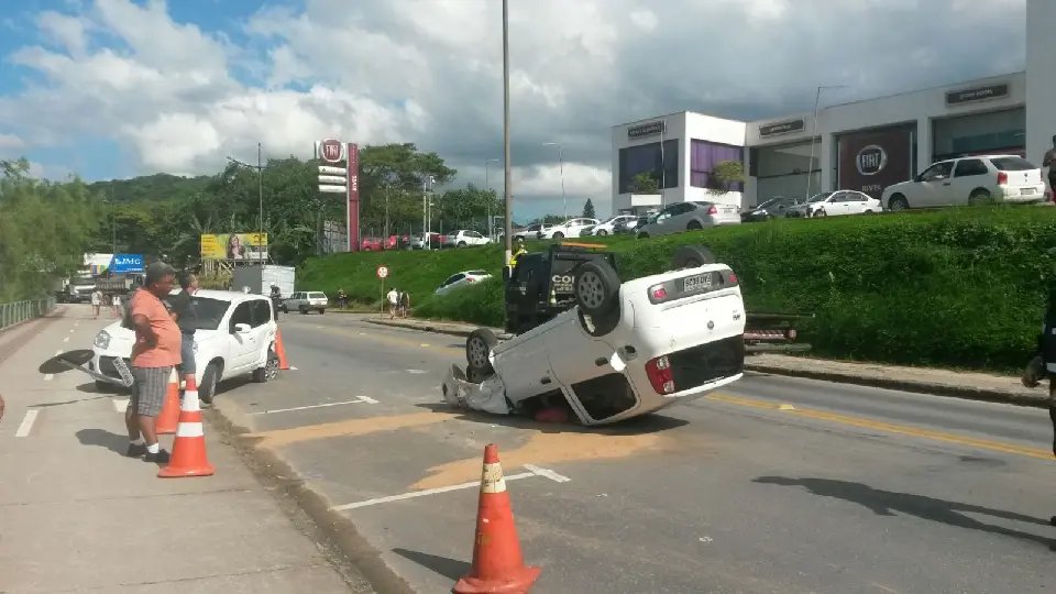 Veículo capota na Beira Rio