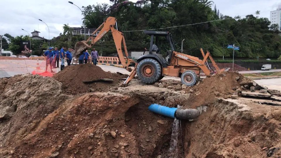 Rompimento acidental deixa v&aacute;rios bairros sem &aacute;gua