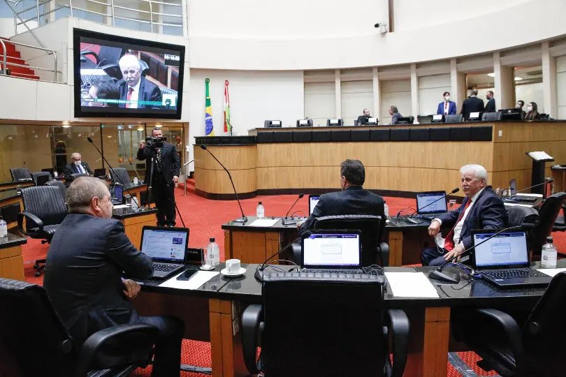 Uso de recursos estaduais para obras em BRs repercute na Alesc