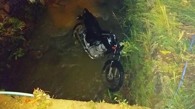 Motociclista cai em riacho na rua Primeiro de Maio