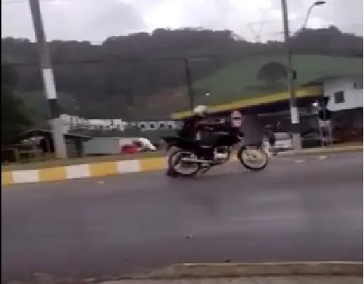 Brincadeira perigosa é registrada na rotatória em Dom Joaquim