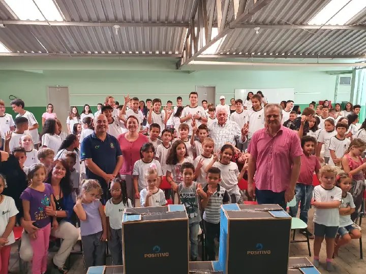 Escolas recebem novos computadores