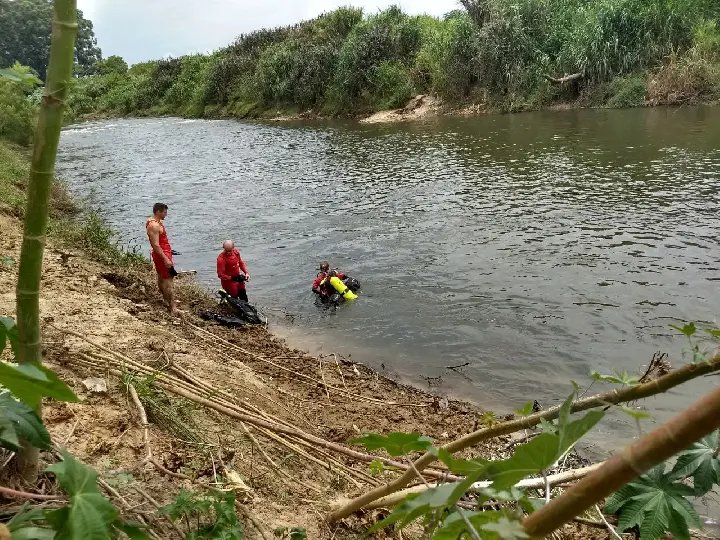 Bombeiros procuram por mulher desaparecida no rio Itajaí-Mirim