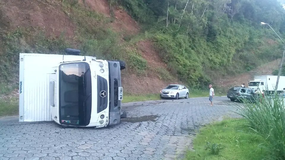 Carros batem e um capota no acesso à Guabiruba