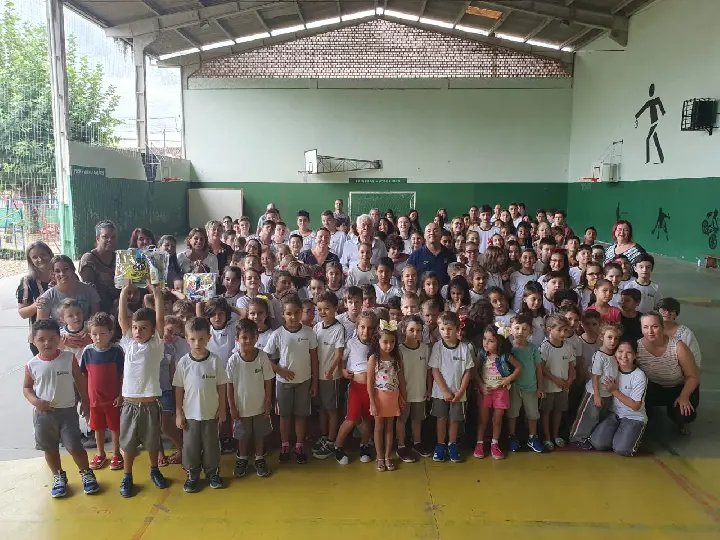 Prefeitura realiza entrega simb&oacute;lica de materiais e uniformes escolares