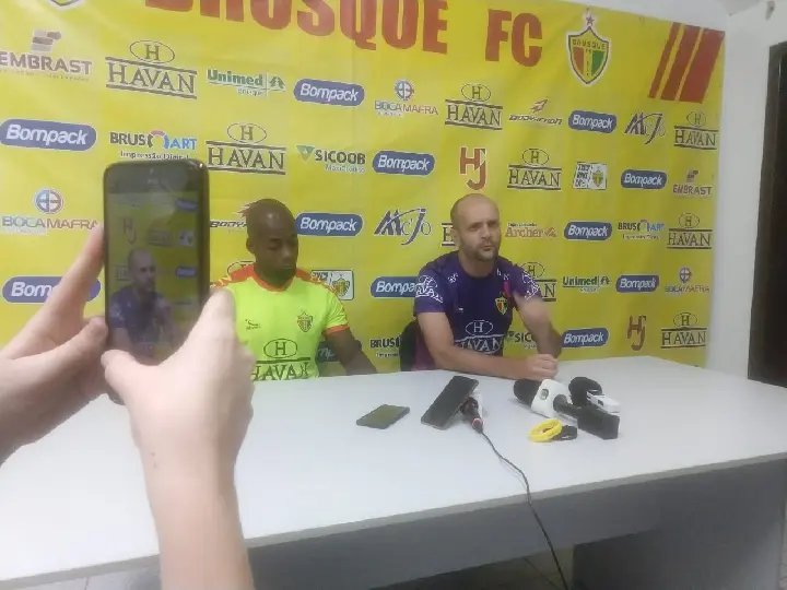 P&eacute;s no ch&atilde;o esse &eacute; o lema do Brusque FC 