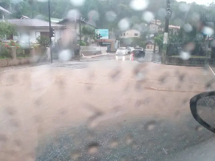 Chuva causa transtornos em v&aacute;rios bairros de Brusque