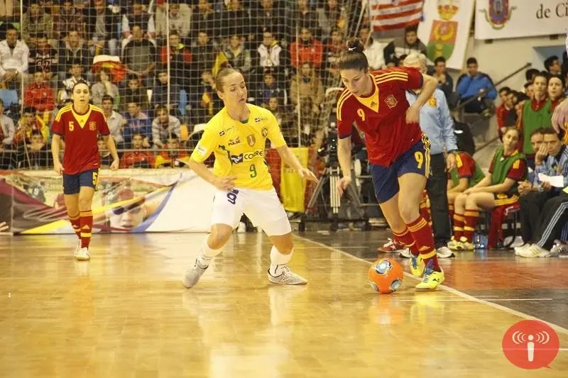 Apesar do sufoco, Brasil é campeão no futsal feminino