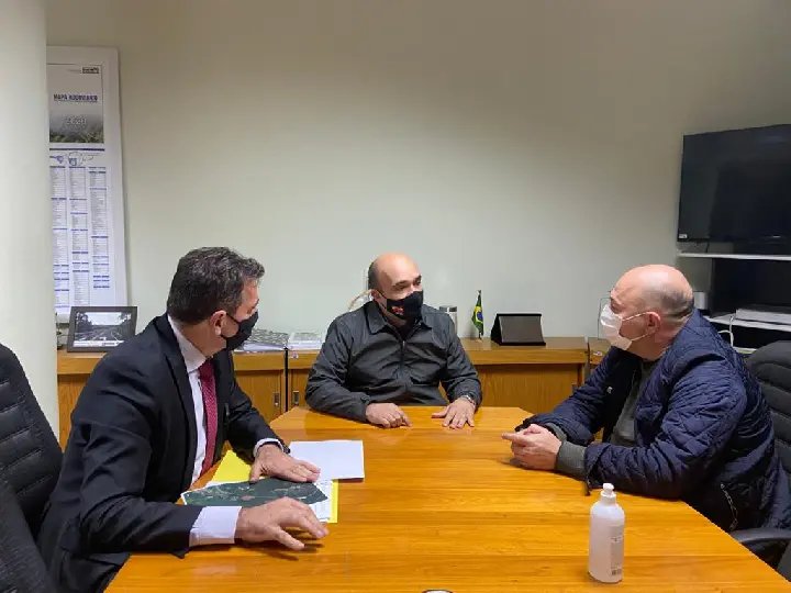 Ari Vequi trata de obras de infraestrutura com secretaria estadual
