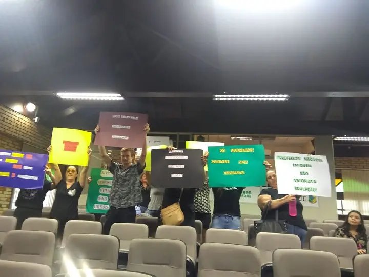 Manifesto cobra pagamento de reajuste no piso dos professores