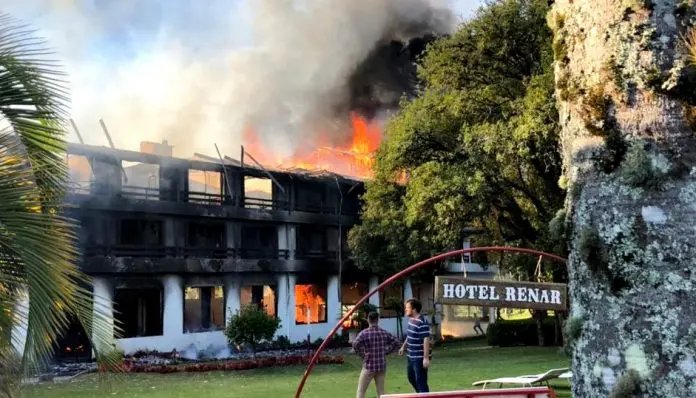 Famoso hotel em Fraiburgo é praticamente destruído por incêndio 