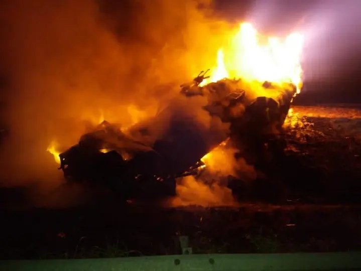 Motorista morre carbonizado entre as ferragens