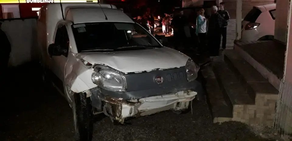 Carro bate contra muro na Rodovia Ivo Silveira