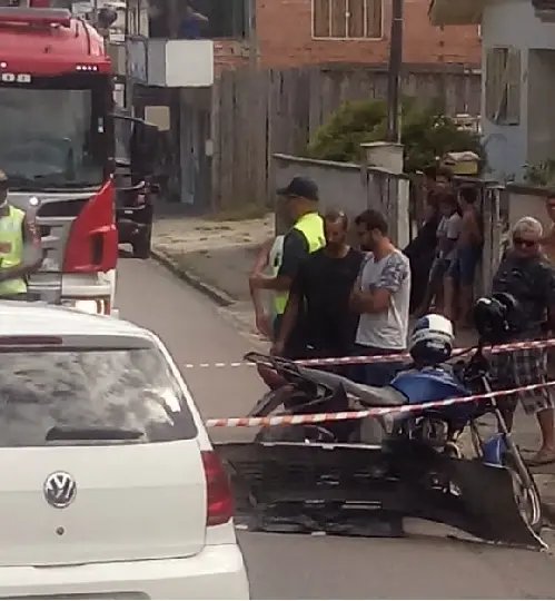Acidente envolve autom&oacute;vel e motocicleta no bairro &Aacute;guas Claras