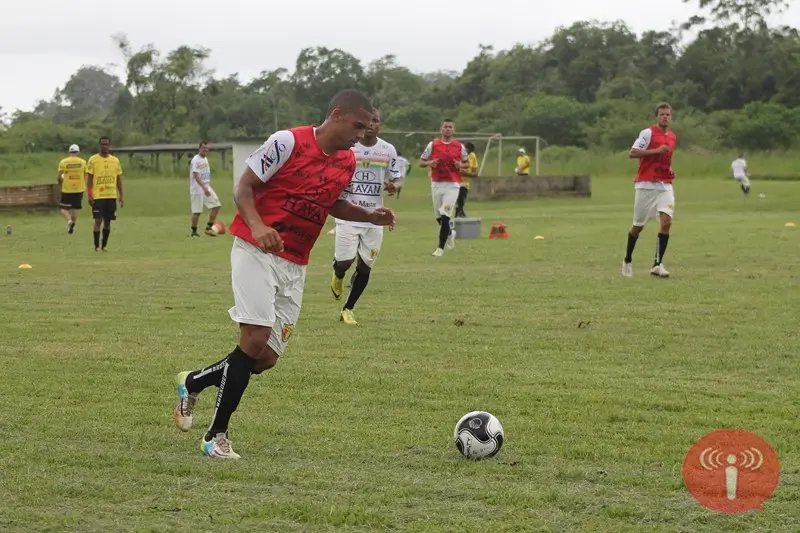 Treinador já trabalha situações táticas com a equipe