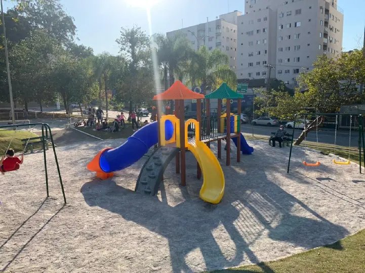 Secretaria de obras realiza revitaliza&ccedil;&atilde;o na avenida Arno Carlos Gracher e parquinho da Pra&ccedil;a Sesquicenten&aacute;rio