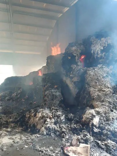 Inc&ecirc;ndio de grandes propor&ccedil;&otilde;es atinge galp&atilde;o em Botuver&aacute;