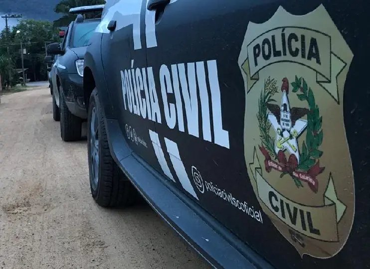 Corpo &eacute; encontrado carbonizado dentro de carro