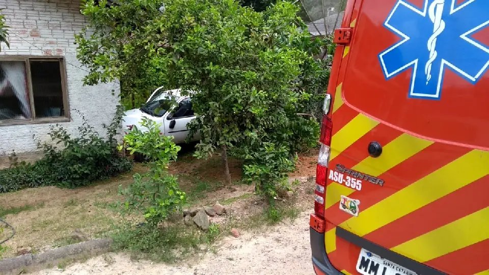 Motorista colide contra resid&ecirc;ncia no Imigrantes