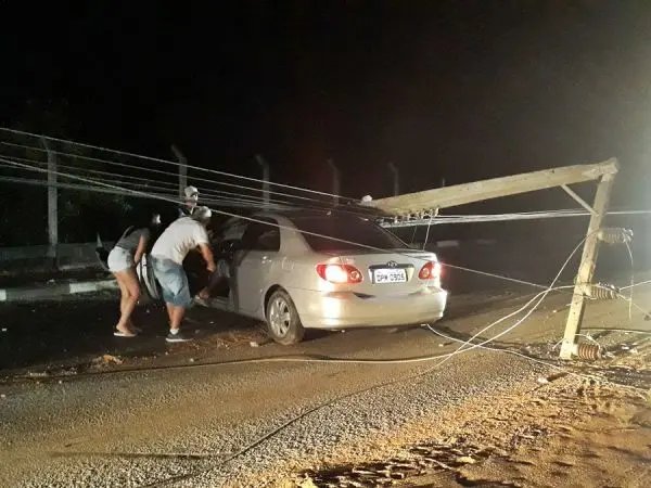 Acidente em rodovia derruba dois postes