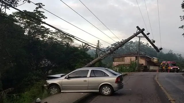 Motorista bate contra poste no Po&ccedil;o Fundo