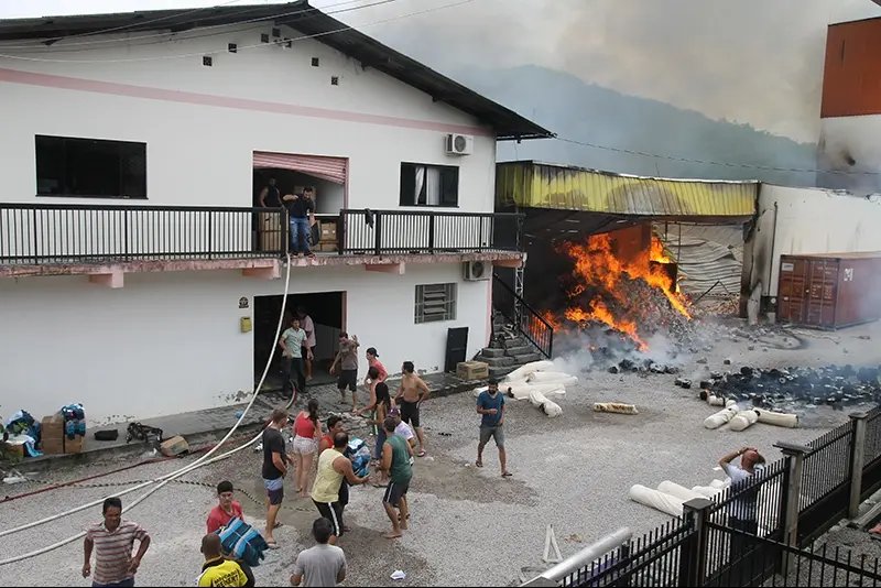 Tecelagem, confecção e igreja são atingidos por incêndio