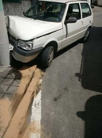 Motorista bate em poste no bairro Souza Cruz