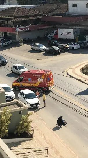 Colis&atilde;o entre carro e bicicleta deixa homem ferido, no bairro Guarani