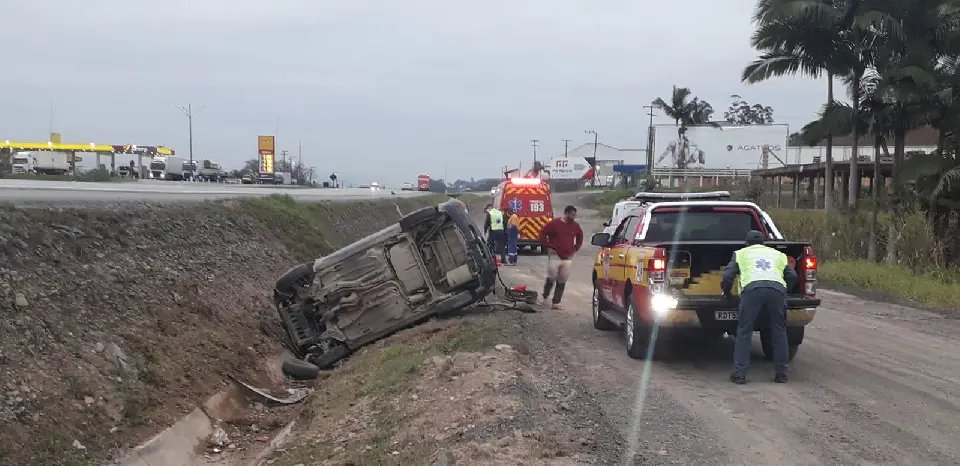 Carro com cinco pessoas bate em caminh&atilde;o e capota na rodovia