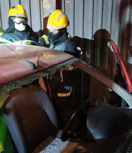 Colis&atilde;o entre carro e &ocirc;nibus deixa quatro pessoas feridas, em Brusque