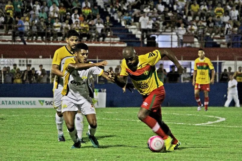 Golaço de Neguete dá a segunda vitória ao Brusque no Catarinense