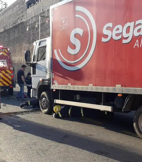 Helic&oacute;ptero Arcanjo-03 socorre ciclista envolvido em acidente contra caminh&atilde;o
