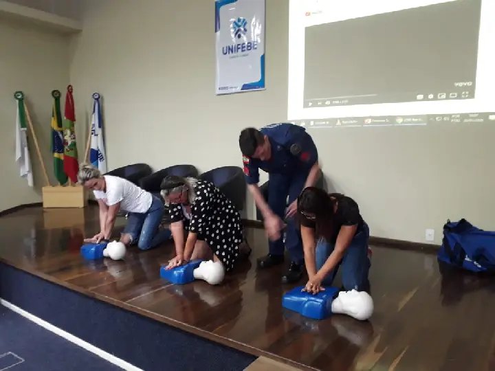 Secretaria da Educa&ccedil;&atilde;o realiza forma&ccedil;&atilde;o sobre primeiros socorros com apoio do Samu e do Corpo de Bombeiros