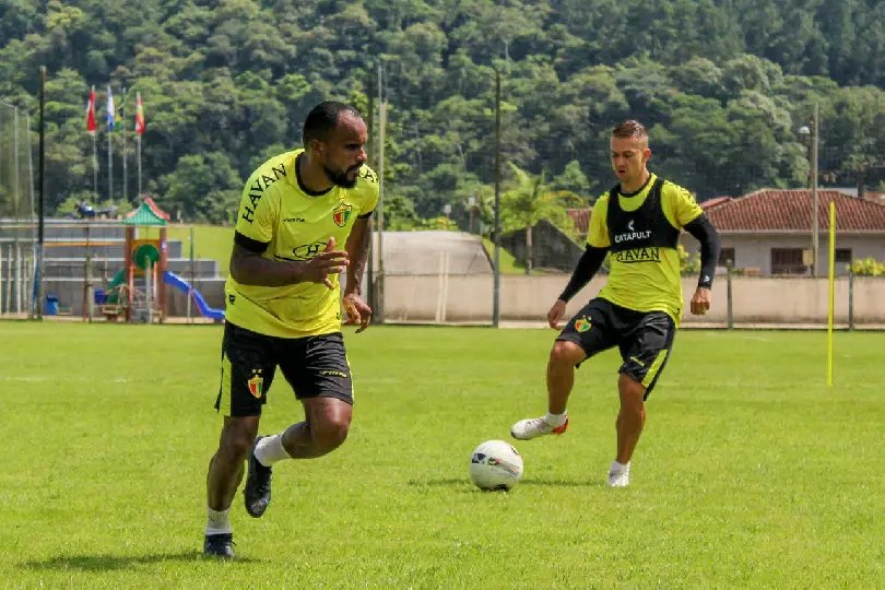 Brusque treina no Olaria visando cl&aacute;ssico e Copa do Brasil