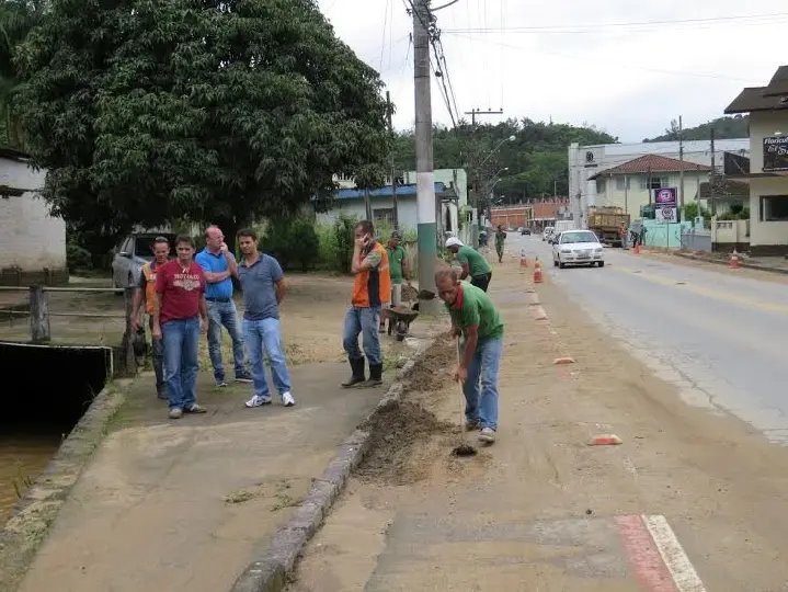 Levantamento aponta ao menos 100 ruas alagadas