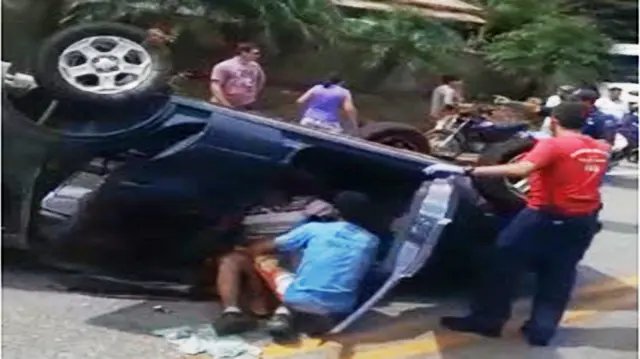 Ve&iacute;culo capota na SC-486 em Botuver&aacute;