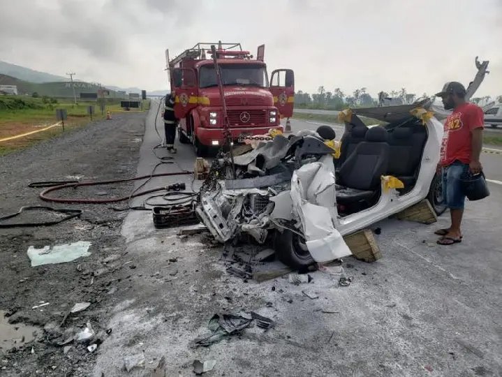 Homem fica preso &agrave;s ferragens na BR-470