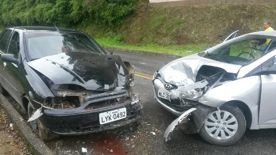 Colisão entre carros deixa uma pessoa ferida