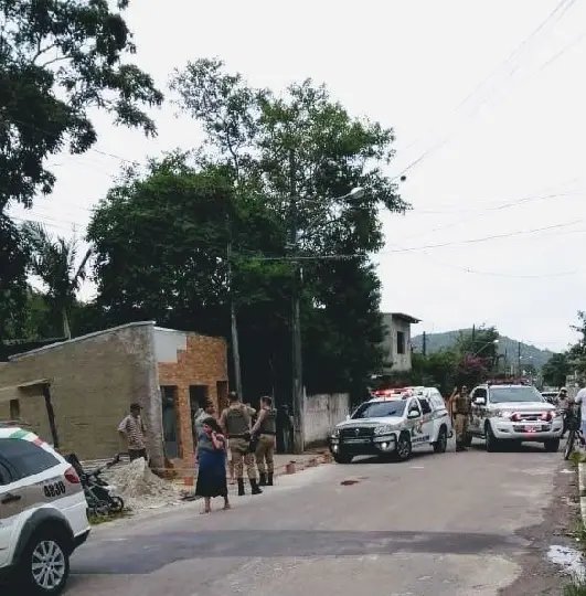Homem leva tr&ecirc;s tiros e morre em Itapema