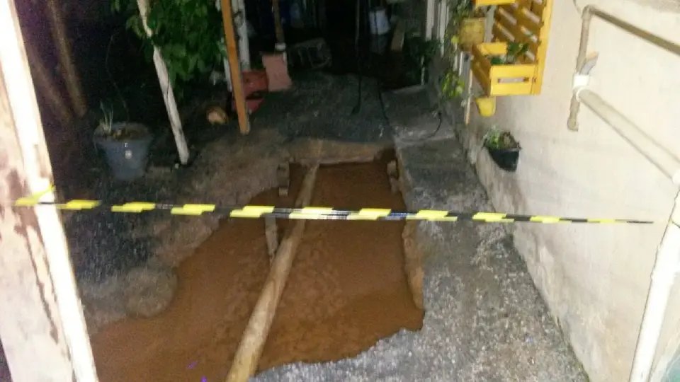 Tubulação de rua abriu uma cratera em residência no Nova Brasília